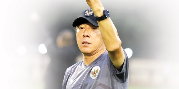 BEDA TAKTIK:  Pelatih Timnas Indonesia Shin Tae-yong (STY) akan menampilkan sesuatu yang baru di skuad Merah Putih saat menghadapi Palestina, Rabu (14/6). Dia akan memakai taktik yang sedikit berbeda dari biasanya.