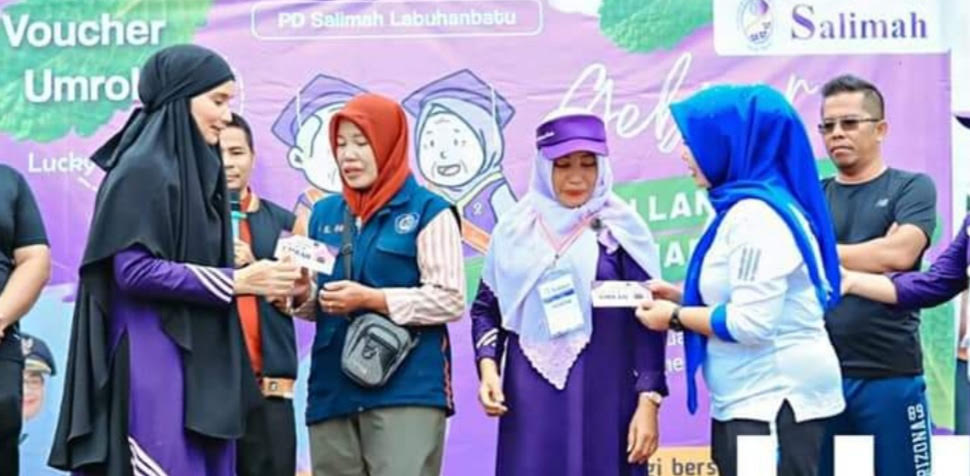 TIKET UMROH GRATIS: Pengurus Daerah (PD) Salimah yang memberikan paket sembako hingga tiket umroh gratis untuk 2 orang peserta car free day (CFD). FAJAR DAME/SUMUT POS.