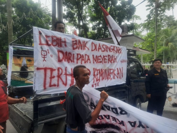 UNJUKRASA: Ratusan massa berunjukrasa di depan kantor Bupati Deliserdang mendesak agar Kabag Hukum Sekretariat DPRD dicopot.