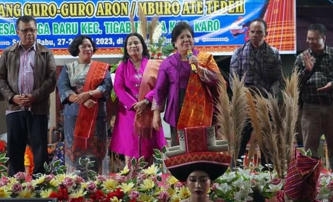SAMBUTAN: Bupati Karo Cory Sriwaty Sebayang menyampaikan sambutan saat menghadiri Pesta Tahunan di Desa Bunga Baru.