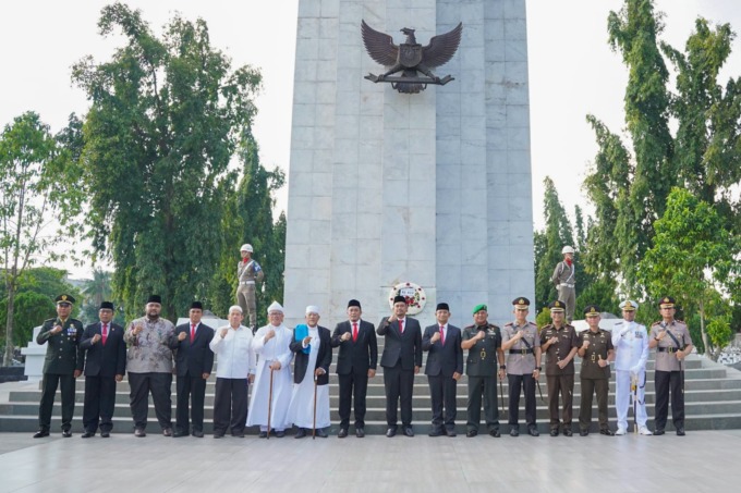 FOTO BERSAMA: Wali Kota Medam Bobby Nasution foto bersama usai melaksanakan ziarah makam ke Taman Makam Pahlawan (TMP) Bukit Barisan di Jalan Sisingamaharaja Medan, Selasa (27/6/2023) sore. 