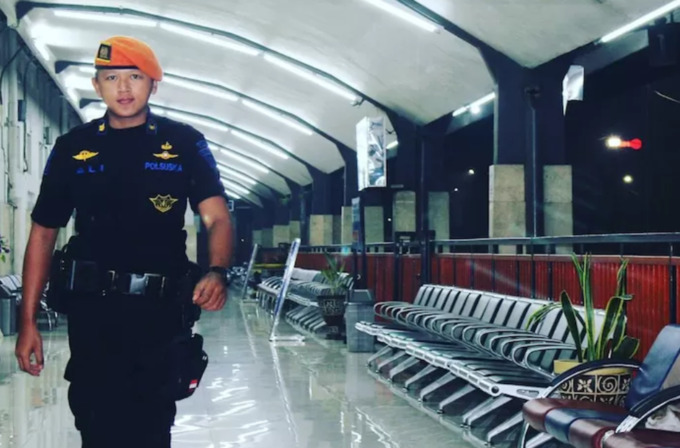 BERTUGAS: Polsuska PT KAI saat bertugas.