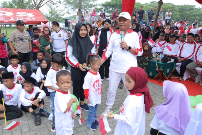 BERMAIN:Bupati Asahan H. Surya, BSc bermain bersama anak-anak di Hutan Taufan Gama Simatupang (TGS) Kisaran, dalam rangka memeriahkan Hari Anak Nasional 2023.