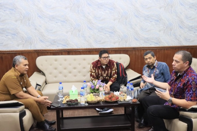 BINCANG: Kepala Bappeda Kota Binjai Majid Ginting, didampingi Sekretaris Hartono, saat menerima kunker Deputi Brida, Yopi di Kantor Bappeda Kota Binjai, Selasa (4/7).