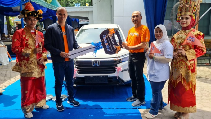BERIKAN: Pemimpin Cabang BRI Sibolga, Fuadi menyerahkan secara simbolis kunci satu unit mobil kepada nasabah pemenang undian Simpedes.