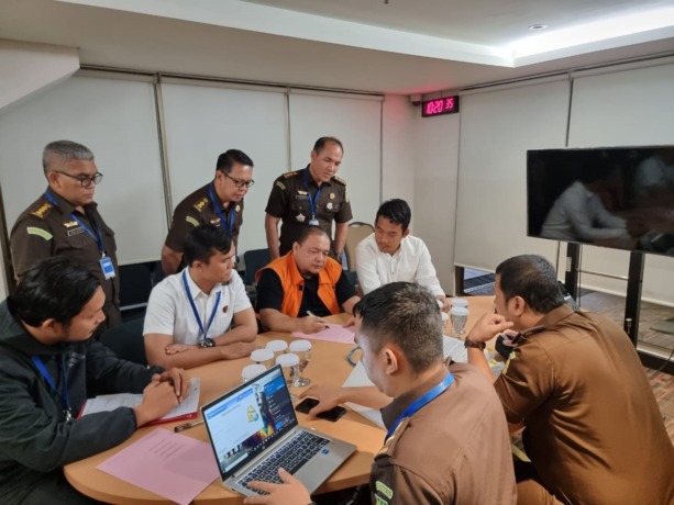 PELIMPAHAN: Penyidik Subdit III Jatanras Ditreskrimum Poldasu saat melimpahkan TRP di Kejatisu, Kamis (6/7).
