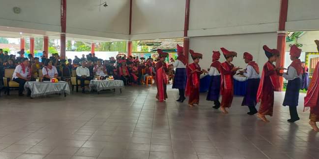 TARI: Peserta menunjukkan bakat dalam Festival Karo In Culture Tari Lima Serangke 2023.solideo/sumut pos.