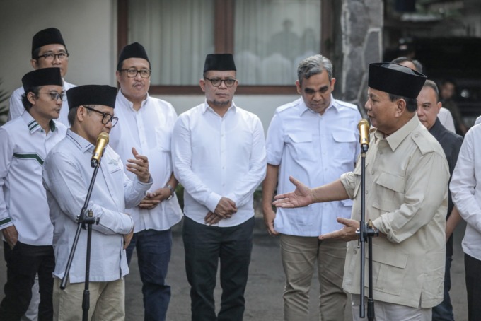 BERSAMA: Kettum Partai Gerindra Prabowo Subianto bersama Ketum PKB Muhaimin Iskandar didampingi sejumlah pengurus partai memberikan keterangan. usai melakukan pertemuan di kawasan Widya Chandra, Jakarta, Minggu (9/7/2023). Prabowo  menyambangi kediaman Ca