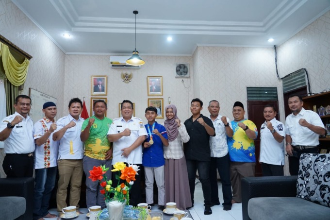 TERIMA: Pj Wali Kota Tebingtinggi Syarmadani didampingi Ketua Umum KONI Kota Anton menerima kunjungan altet panahan yang berhasil meraih mendali emas.