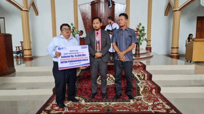 SIMBOLIS: Manajemen BRI Sibolga saat menyerahkan bantuan pembangunan gereja HKBP Sigotom.