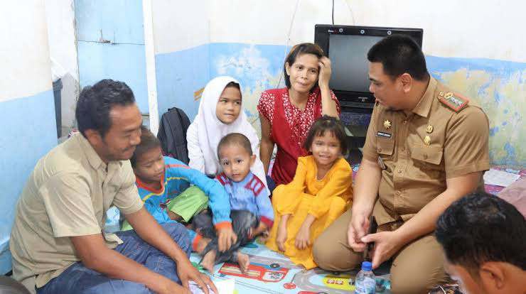 BANTUAN : Camat Medan Belawan, Subhan Fajri, S.STP, memberi bantuan kepada Penarik Becak Motor, Ilyas, yang menjadi Korban Begal beberapa hari yang lalu di Kediamannya Jalan Asahan I, Kelurahan Belawan I, Selasa (18/7).