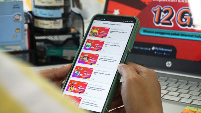 Telkomsel hadirkan berbagai penawaran menarik untuk pelanggan setia melalui program POIN Cuan Hepi. Pelanggan dapat menukarkan berbagai penawaran menarik special di bulan Juli ini seperti voucher diskon di beragam merchant pilihan cukup dengan menukarkan