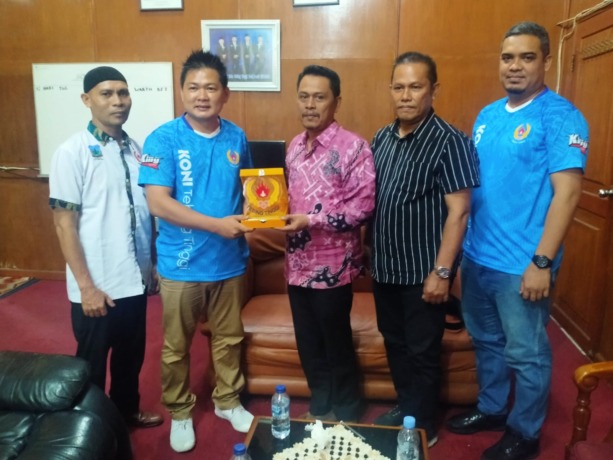 KUNJUNGAN: Ketua KONI Tebingtinggi, Anton bersama Abdullah Sani Hasibuan, Aulia Fitra dan Ketua PSSI Tebingtinggi Zaeinal Arifin Tambunan diterima Ketua DPRD, Basyaruddin Nasution.