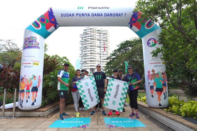 Kegiatan Fun Walk yang dibuka oleh Aman Kapoor, Chief Marketing Officer Manulife Indonesia dan Caroline Utomo, Chief Operating Officer serta jajaran Management Manulife Indonesia.