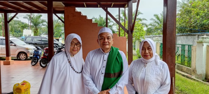 BERSAMA: Ketua MABMI Kota Binjai, H Noor Sri Syah Alam Putra (tengah) foto bersama dengan Ketua Majelis Puan-puan Melayu Kota Binjai, Hj Susilawati (kiri).