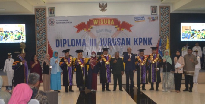LLDIKTI SUMUT: Ketua Pembina YPM Yuris Danilwan SE MSi PhD (6 kanan) bersama Salahuddin SH (LLDikti Sumut) dan undangan wisuda Politeknik AMI Medan, Sabtu (29/7). (DEDDI MULIA PURBA/SUMUT POS)