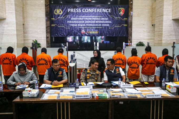 TERSANGKA TTPO: Karopenmas Divisi Humas Polri Brigjen Pol Ahmad Ramadhan (ketiga kiri) bersama Dirtipidum Bareskrim Polri Kombes Djuhandhani Rahardjo Puro (kedua kanan) saat rilis kasus TPPO jaringan internasional di Gedung Bareskrim, Jakarta, Selasa (27/