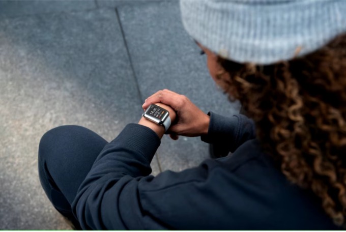 Performa Baru  Perlu diketahui, bahwa Kelebihan utama dari produk jam tangan pintar dari Apple ini adalah hadir dengan performa baru karena didukung chipset S8. Adapun chipset ini punya kemampuan untuk deteksi suhu dengan menggunakan sensor. (Foto: Freepi