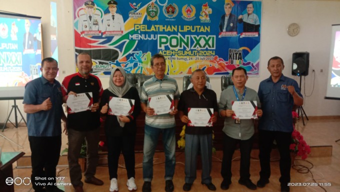 BERSAMA: Ketua SIWO PWI Sumut Jonny R Silalahi didampingi Kabid Humas KONI Sumut SR Hamonangan Panggabean dan Ketua Panitia Pujianto bersama perwakilan peserta Pelatihan Liputan Menuju PON XXI/2024 Aceh-Sumut. (IST)