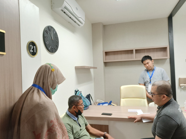 TANGANI PASEIN: Medis RS Regina Maris saat menangani seorang pasien yang mengeluhkan nyeri pada  sendi dan tulang di acara bakti sosial di rumah sakit yang baru diresmikan ini.