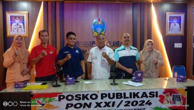 KETERANGAN: Sekum Perkemi Sumut Andri Sibarani didampingi Kabid Binpres John Piter Sihombing dan Kabid Organisasi Ir Dial Rizal saat memberi keterangan di Posko Publikasi PON XXI/2024 Wilayah Sumut, Kantor Dispora Sumut, Selasa (4/7). (IST)