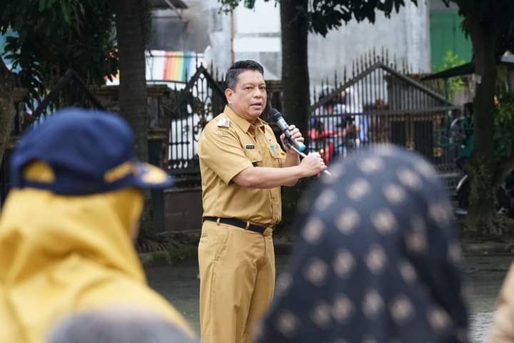 PIMPIN: Pj Wali Kota Tebingtinggi Syarmadani ketika memimpin apel di RSUD dr Kumpulan Pane Kota Tebingtinggi.