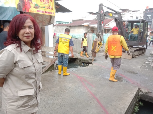 TINJAU: Anggota Komisi IV DPRD Kota Medan, Dame Duma Sari Hutagalung SH, meninjau pembongkaran titi di Jalan Cengal Kelurahan Sekip, Kecamatan Medan Petisah, Selasa (11/7/2023) pagi.