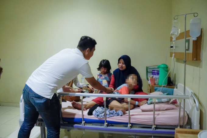 JENGUK: Wali Kota Medan, Bobby Nasution saat menjeguk putra Halimah yang sakit.