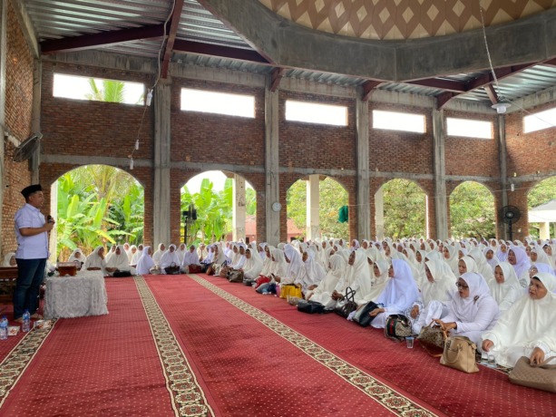 PENGAJIAN: Tengku Rizki saat memberikan sambutan pada acara Pengajian Akbar Muslimat Al-Washliyah yang digelar di Masjid Jami