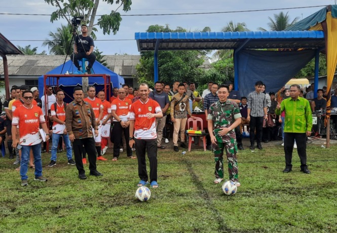 BOLA : Kapolres Sergai AKBP Oxy Yudha Pratesta, SIK dan Dandim 0204/DS Letkol Czi Yoga Febrianto saat menendang bola yang di saksikan Bupati Sergai H Darma Wijaya serta ketua DPRD Sergai M. Ilham Ritonga tanda dibukanya Turnamen Forkopimda Cup U 23. ( fad