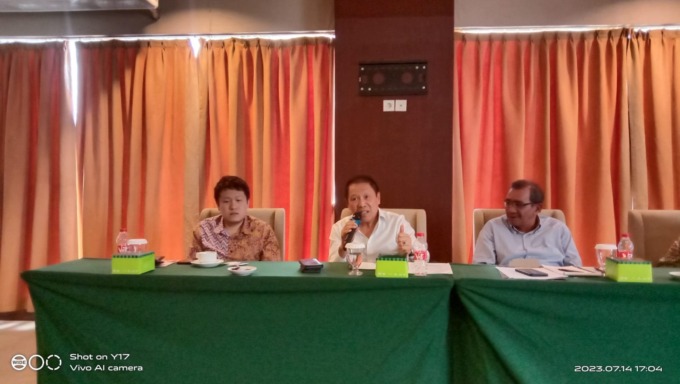 KETERANGAN: Kendrik Ali (kiri), Adenan Lis (tengah), dan Washington Pane saat memberikan keterangan di Medan. (IST)