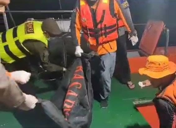 EVAKUASI : Jenazah ABK asal Belawan, Deddy Susilo (37) berhasil dievakuasi oleh Tim Basarnas Kota Medan di Pelabuhan Belawan, Sabtu (15/07/2023) malam.