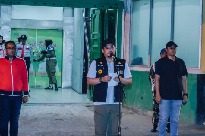 SAMBUTAN: Wali Kota Medan, Bobby Nasution saat memberikan kata sambutan pada acara Patroli Gabungan, Minggu (16/7/2023).