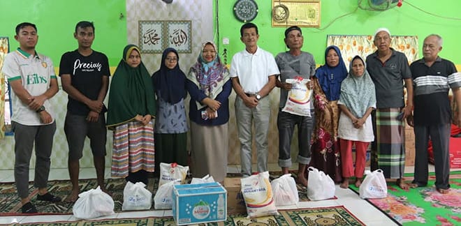 BANTUAN : Manager Umum PT Pelabuhan Indonesia (Persero) Regional 1 Belawan Khairul Ulya, memberikan bantuan sembako kepada Korban kebakaran di Lingkungan 13 dan 14 Kelurahan Belawan I, Kecamatan Medan Belawan, Senin (17/07/2023).
