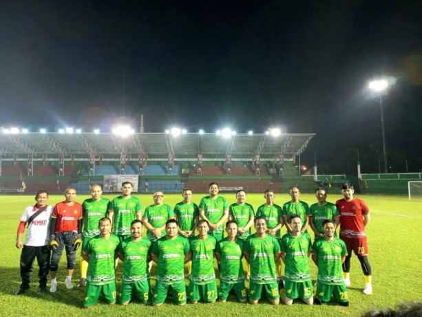 TRANTIBUM: Peserta Trantibum berfoto sebelum memulai laga. Turnamen ini memperebutkan piala wali kota.