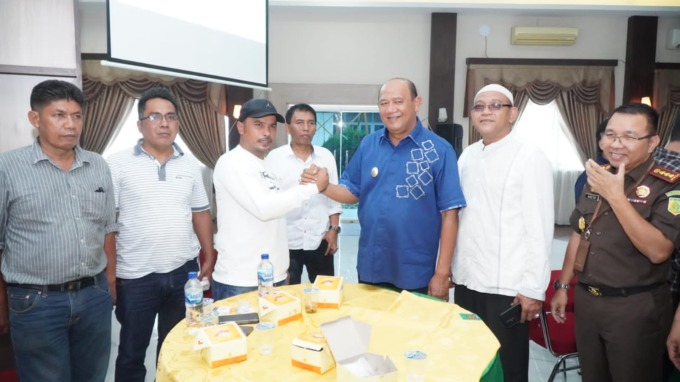 Plt Bupati Langkat H Syah Afandin, SH menghadiri rapat dan penandatanganan Nota kesepakatan Menjaga Stabilitas dan Kondusifitas Daerah Kabupaten Langkat, di Ruang Pola Kantor Bupati Langkat, Selasa 18 Juli 2023.