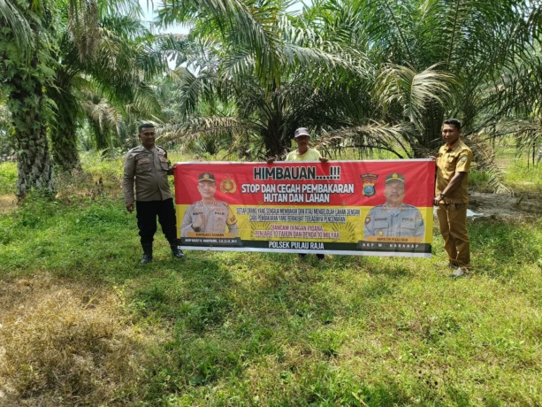 IMBAUAN: Bhabinkamtibmas Polsek Pulau Rakyat Asahan saat memberikan imbauan Karhutla.