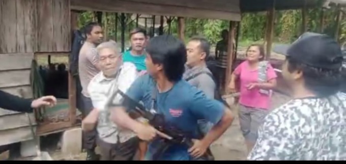 Sekeluarga terduga pelaku penyerobot tanah melakukan penyerangan terhadap petugas Kepolisian Resor (Polres) Labuhanbatu. (fajar)