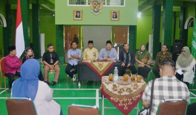 UIN: Prof Dr H Azhari Akmal Tarigan MAg (5 kanan) bersama wakil rektor, dekan dan humas UIN Sumatera Utara, Jumat (21/7) - DEDDI MULIA PURBA/SUMUT POS.