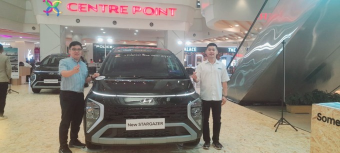 Sales Supervisor Hyundai Sisingamangaraja Medan, David Wu (kemeja garis-garis, kiri) bersama Branch Manager Hyundai Sisingamangaraja Medan, Johan saat menunjukkan Mobil Hyundai Stargazer Essential, di Mall Center Point Medan, Rabu (26/7)