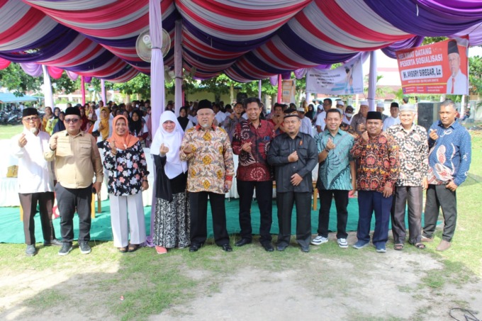 Kepala Perwakilan BKKBN Provinsi Sumut, Dr Munawar Ibrahim bersama Komisi IX DPR-RI, H Ansory Siregar Lc dan lainnya, di Lapangan, Kelurahan Selawan, Kecamatan Kota Kisaran Timur, Kabupaten Asahan, pada Sabtu (22/7)