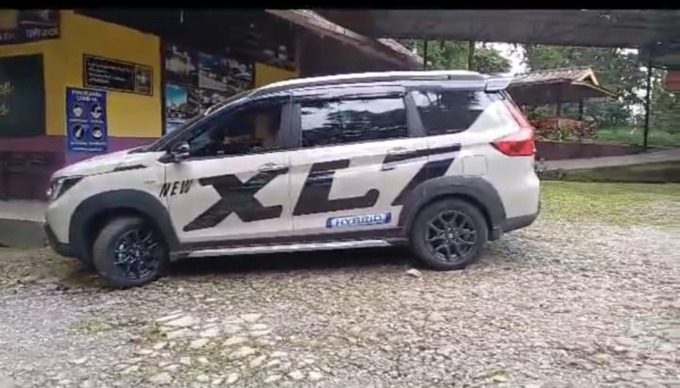KEMUDIKAN:  Wartawan Sumut Pos Laila Azizah saat mengemudikan XL7 Hybrid pada kegiatan test drive rute Medan-Paropo.