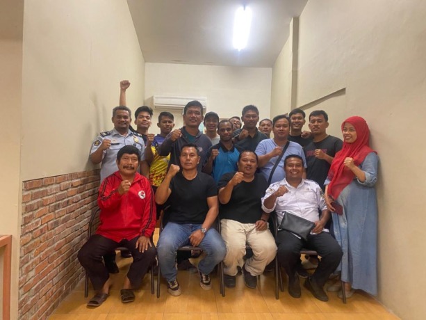 BERSAMA: Ketua Kei Shin Kan Kota Medan Bernard Sibagariang SH didampingi pengurus provinsi bersama perwakilan dojo. (IST)