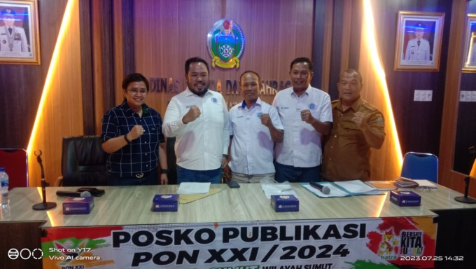 BERSAMA: Ketua Pengprov PSI Sumut Jimmy Sembiring (2kiri) bersama pengurus usai memberikan keterangan di Posko Publikasi PON XXI/2024 Wilayah Sumut, Kantor Dispora Sumut, Selasa (25/7). (ist)