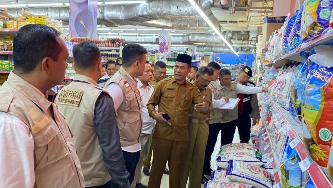 OPERASI PASAR: Polres Labuhanbatu laksanakan Operasi Pasar guna mengawasi dan menjamin ketersediaan, distribusi, dan kestabilan harga Bahan Pokok serta LPG 3 kg.