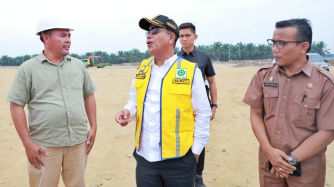 BINCANG: Bupati Simalungun Radiapoh Hasiholan Sinaga, saat berbincang di lokasi pembangunan PT Sheel Oil Indonesia.