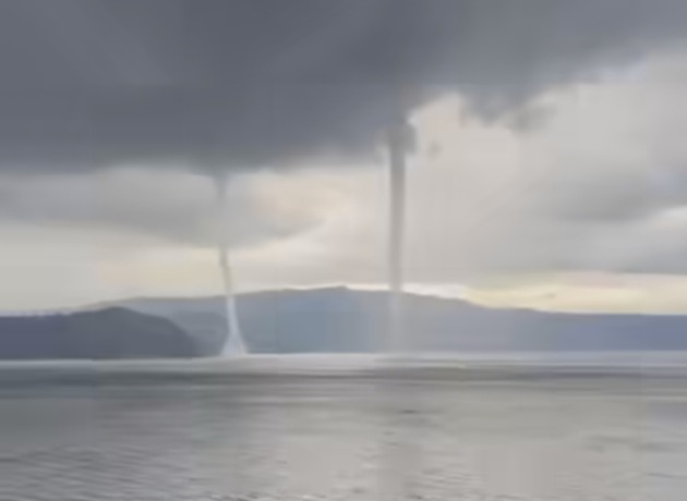 WATERSPOUT: Penampakan waterspout di perairan Danau Toba yang sempat viral di media sosial, Minggu (13/8).