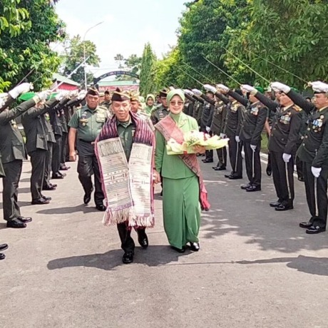 Istimewa/Sumut Pos SAMBUTAN: Pangdam 1 Bukit Barisan yang baru, Mayjen TNI Mochammad Hasan disambut meriah dengan ulos, di Makodam Bukit Barisan, Jalan Gatot Subroto Km 7,5 Medan, Selasa (22/8).