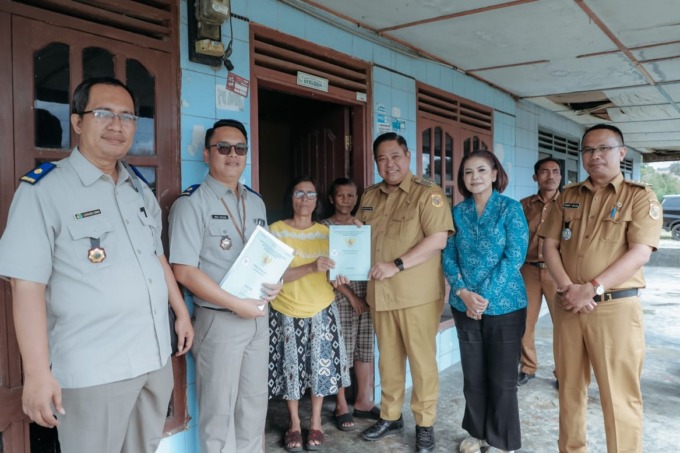 Istimewa SERTIFIKAT: Bupati Dairi Eddy Keleng Ate Berutu bersama Kasi Pengadaan Tanah Badan Pertanahan Nasional (BPN) Kabupaten Dairi Naek Siregar, secara simbolis menyerahkan ratusan sertifikat kepada warga di Kecamatan Sitinjo.