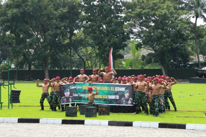 ATRAKSI: Tim Gultor Yonif Raider 100/PS gelar atraksi dalam Apel Luar Biasa Serah Terima Jabatan (Sertijab) Pangdam 1/BB, di Makodam 1/BB, Rabu (23/8). Istimewa/Sumut Pos
